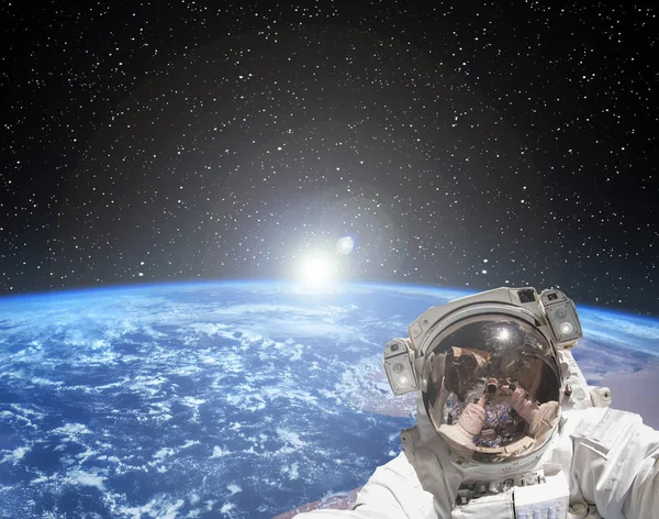 O astronauta faz selfie contra o nascer do sol. Os elementos deste ima — Fotografia de Stock