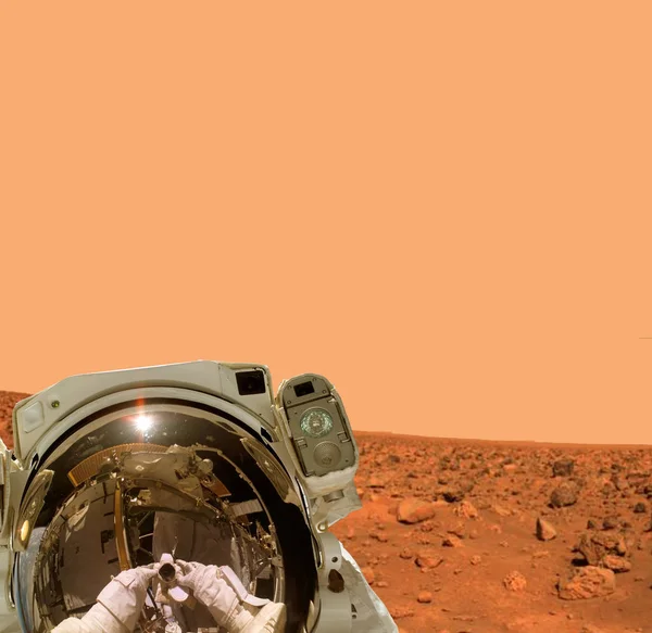 Spaceman marche sur la planète Mars. Les éléments de cette image fu — Photo