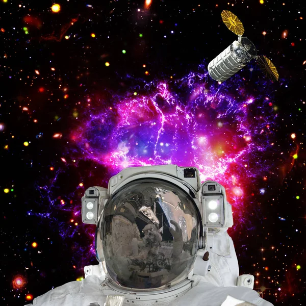 Astronaut posiert gegen Galaxien und Sterne. Weltraum. die el — Stockfoto