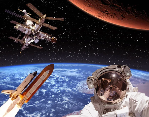 Astronauta, Marte e Foguete. Os elementos desta imagem mobilados — Fotografia de Stock