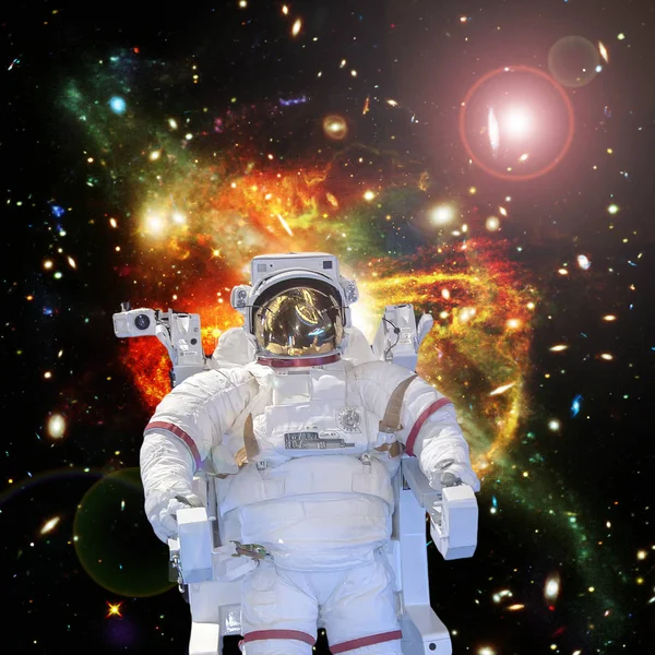 Astronauta y espacio, galaxias y estrellas. Los elementos de este im — Foto de Stock