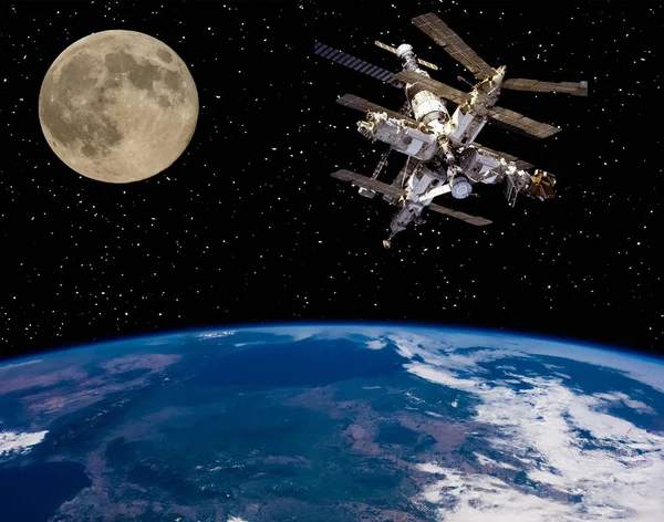 Moon och rymdstationen flyger nära. Elementen i denna bild f — Stockfoto