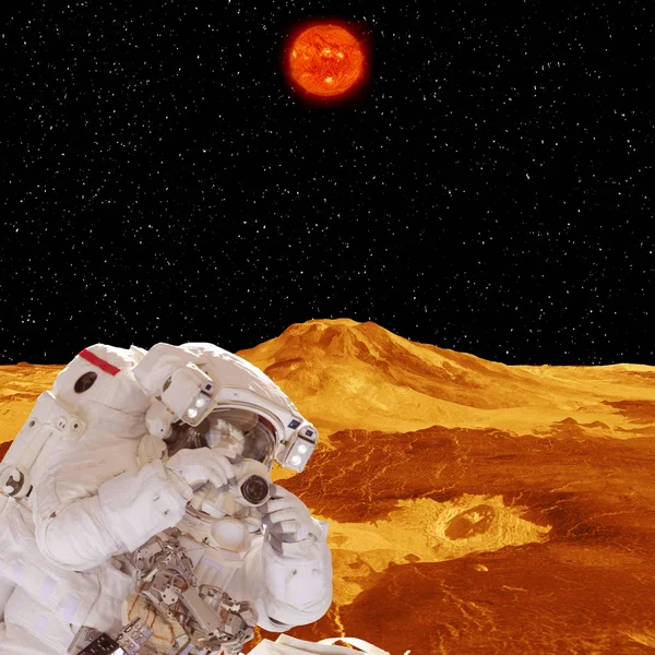 Astronauta com câmera e planeta distante. Missão espacial. O elemento — Fotografia de Stock