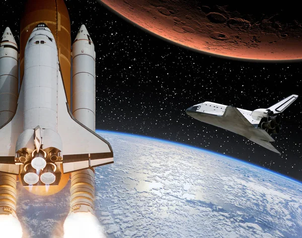 Rakete fliegt von der Erde auf den Mars Shuttle in der Ferne. die el — Stockfoto