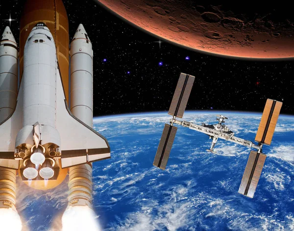 Rakete fliegt von der Erde auf den Mars Raumstation in der Ferne. — Stockfoto