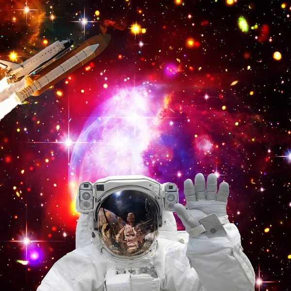 Astronauta in posa. Un razzo sullo sfondo. Gli elementi di questo i — Foto Stock