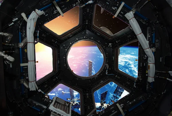 Fascinating sunrise on earth. Spaceship window view. Elements of — Stock Photo, Image