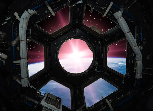 공간에서 아름다운 일출. 우주선에서 볼 수 있습니다. 의 요소 — 스톡 사진