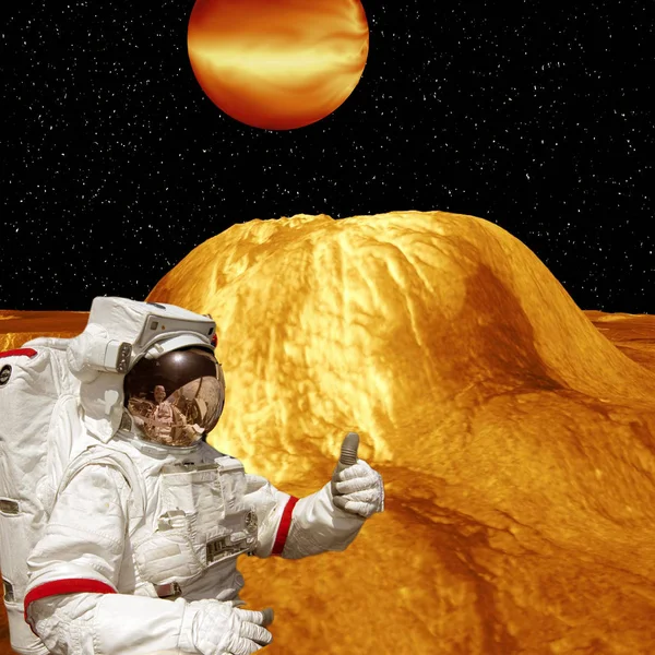 O astronauta dá os polegares no planeta extrassolar. Estranho ston. — Fotografia de Stock