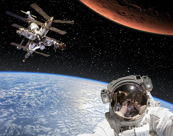 Astronaut, mars och shuttle. De delar av denna bild omgivet — Stockfoto