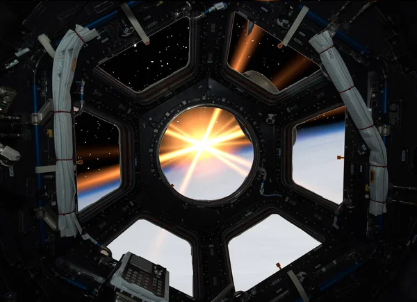 Belo nascer do sol do espaço. Vista da nave espacial. Elementos de — Fotografia de Stock