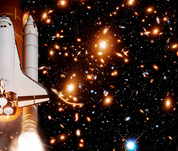 Raket (Shuttle) och Galaxy. De delar av denna bild omgivet — Stockfoto