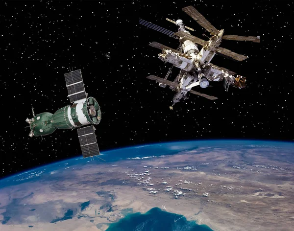 Station spatiale terrestre et engin spatial ou satellite. Les éléments o — Photo