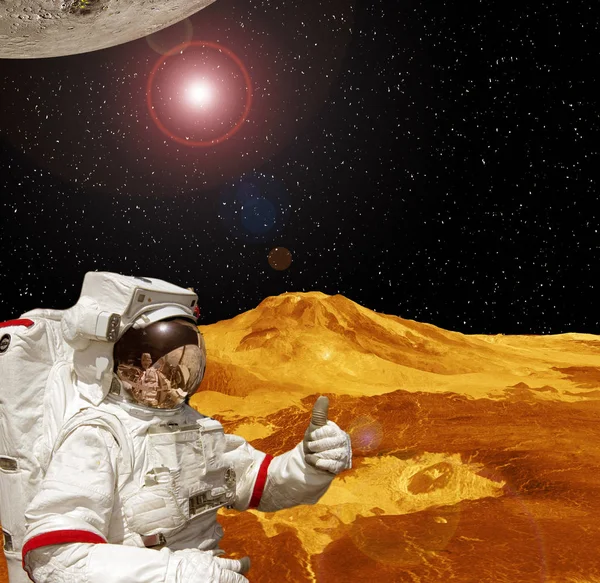 O astronauta dá os polegares no planeta extrassolar. Estranho ston. — Fotografia de Stock