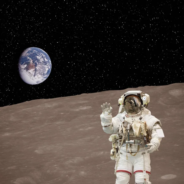 Astronauta posando na lua. Os elementos desta imagem fornecer — Fotografia de Stock