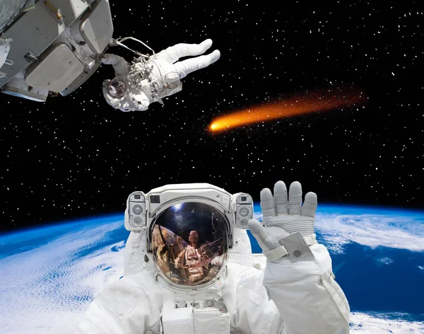 Astronauten som viftar framför. Kometen på bakgrunden. Elementen — Stockfoto
