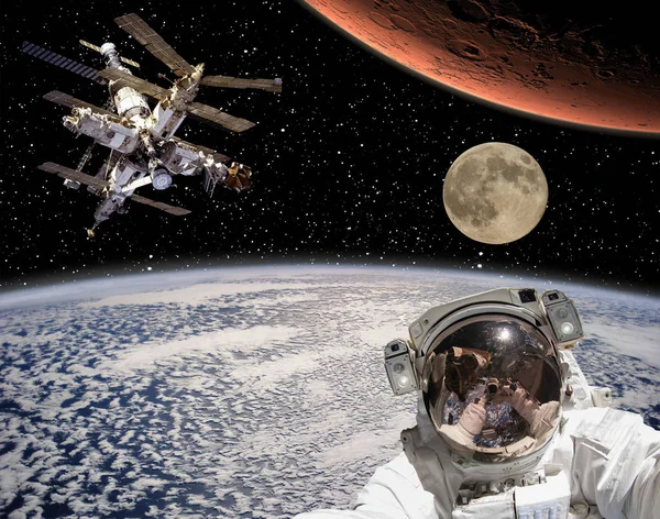 Astronauta, Marte e Lua. Os elementos desta imagem mobilado b — Fotografia de Stock