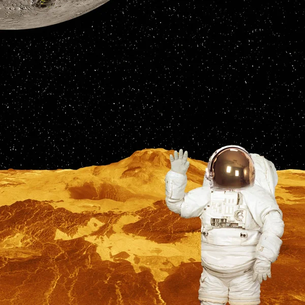 Astronauta posando no estranho planeta extrassolar. Os elementos — Fotografia de Stock