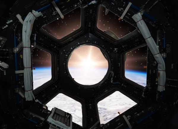 Aarde in venster van ruimteschip. Elementen van deze afbeelding gemeubeld b — Stockfoto