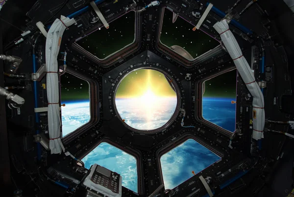 Fascinante nascer do sol na Terra. Vista da janela da nave espacial. Elementos de — Fotografia de Stock