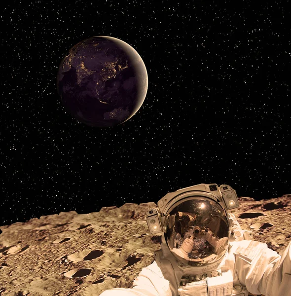 Terra atrás do astronauta. Astronauta na lua. Os elementos — Fotografia de Stock