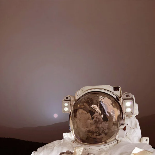 Astronauta explora planeta alienígena. Los elementos de esta imagen furn — Foto de Stock