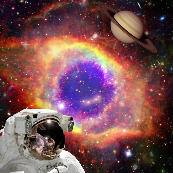 Astronauta patrząc na planetę przeciwko przestrzeni kosmicznej. Elementy t — Zdjęcie stockowe