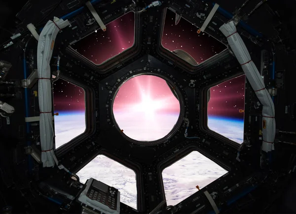 Föld ablak űrhajó. Elemei a kép bútorozott b — Stock Fotó