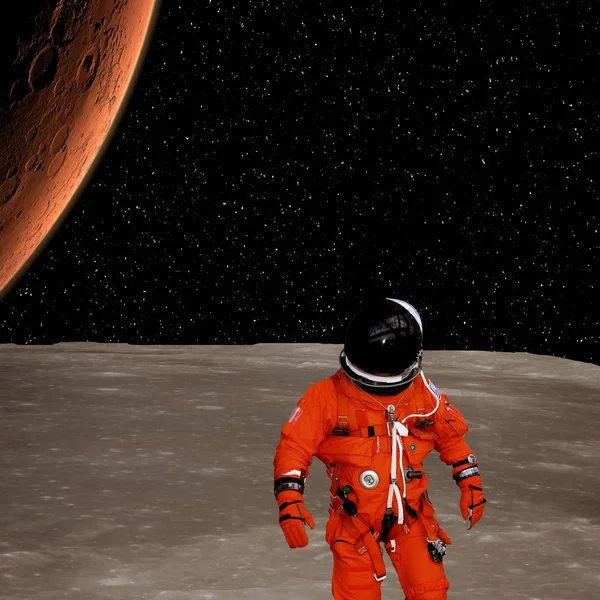 O astronauta dá passos no planeta alienígena terrestre. Os elementos o — Fotografia de Stock
