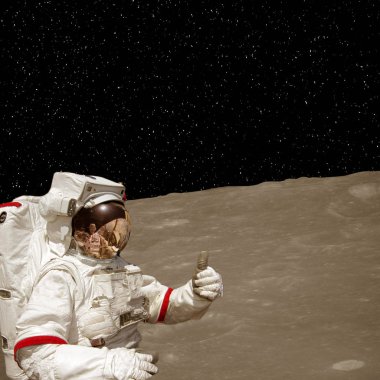 Astronot ayda poz. Bu görüntünün öğeleri