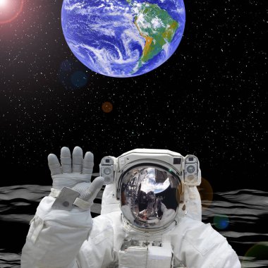 Astronotun arkasında Dünya var. Ay'daki astronot. Elementler 