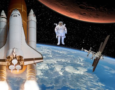 Roket dünyadan Mars'a uçuyor. Uzakta ki astronot. Bu, 
