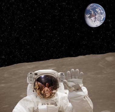 Güneş dışı gezegende poz veren astronot. Arka planda Dünya. 