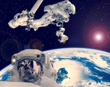 Astronot uzay yürüyüşü. Arka planda diğer astronotlar. Uzay scen