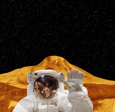 Garip güneş dışı gezegende poz veren astronot. Elementler 