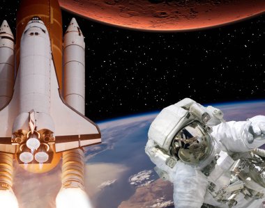 Roket dünyadan Mars'a uçuyor. Uzaydaki astronot. E