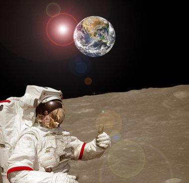 Astronot ayda poz. Bu görüntünün öğeleri
