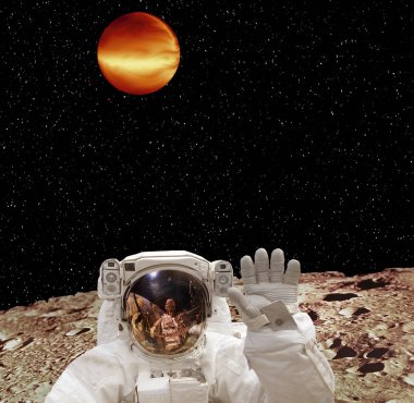 Güneş dışı gezegen ve astronot. Arkadaki diğer gezegen