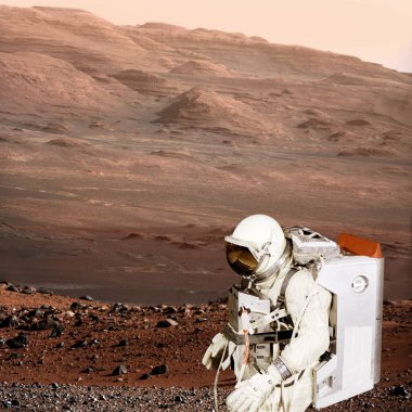Uzaylı gezegeninde astronot. Yukarıdaki yıldızlar. Bunun unsurları