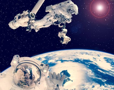 Astronot el sallıyor. Arka planda diğer astronotlar. Uzay sahnesi. 