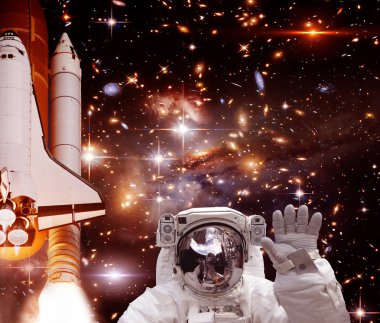 Büyük roket (mekik), backdro astronot ve galaksi sallayarak