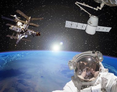 Astronot, uzay gemileri ve arka planda gün doğumu. Elementler 