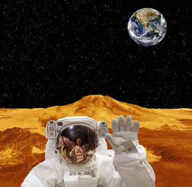 Güneş dışı gezegende poz veren astronot. Arka planda Dünya. 