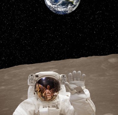 Güneş dışı gezegende poz veren astronot. Arka planda Dünya. 