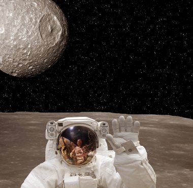 Güneş dışı gezegen ve astronot. Arkadaki diğer gezegen