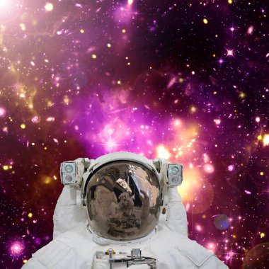 Astronotun yakın çekim. Arka plandaki galaksi. Elemanları 