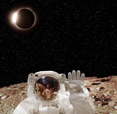 Uzaylı gezegeninde astronot. Arkasında güzel bir manzara. Eleme