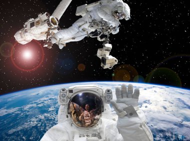 Astronot el sallıyor. Arka planda diğer astronotlar. Uzay sahnesi. 
