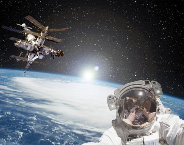 Astronot, uzay istasyonu ve arka planda gün doğumu. Elemen