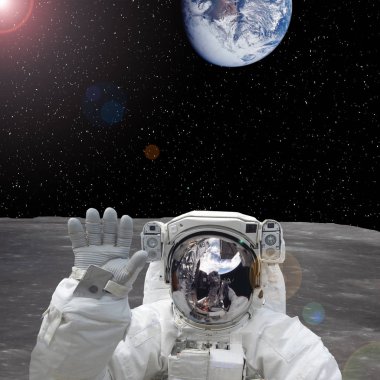 Astronotun arkasında Dünya var. Ay'daki astronot. Elementler 